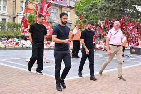 مانشستر يونايتد يزور النصب التذكاري لجوتا في أنفيلد